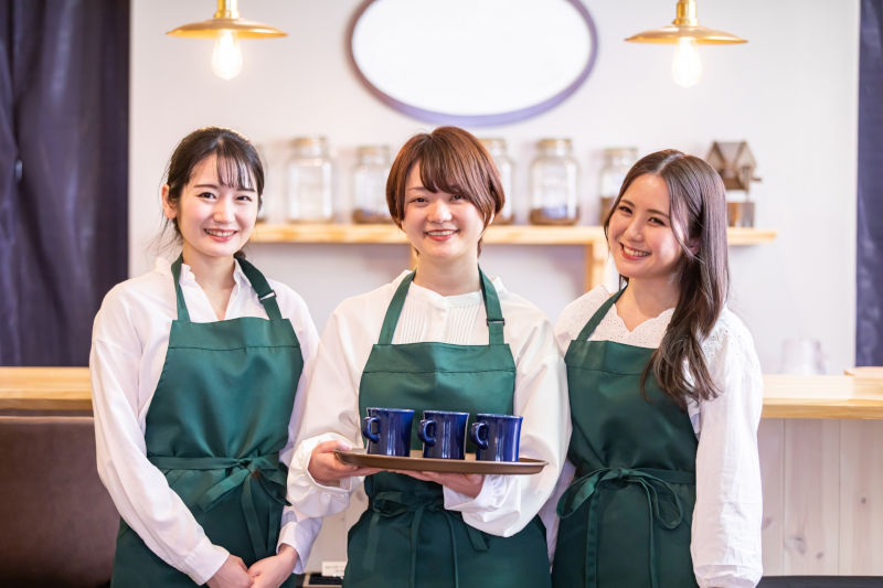 シドニー留学中のアルバイトをイメージした飲食店で働くスタッフの写真