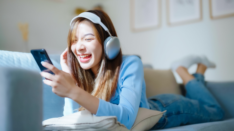スマートフォンでオンライン英会話を受けている人の写真