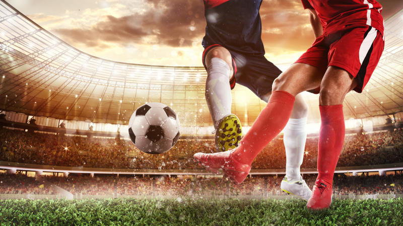 サッカーの試合中に選手同士が激しく競り合っている写真