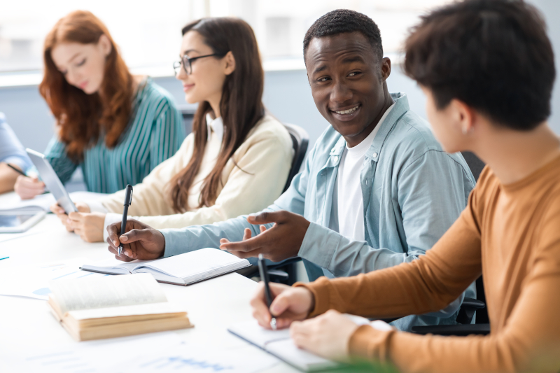 シドニーの語学学校で多国籍の生徒たちが笑顔で会話している様子