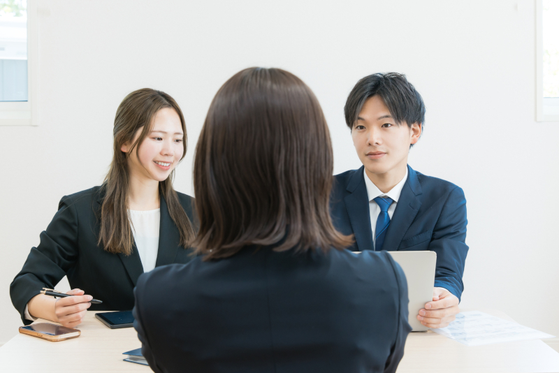 面接官と向かい合って話している応募者の様子