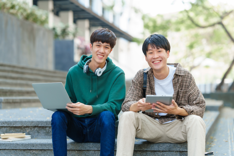 キャンパスで一緒に勉強する2人の学生