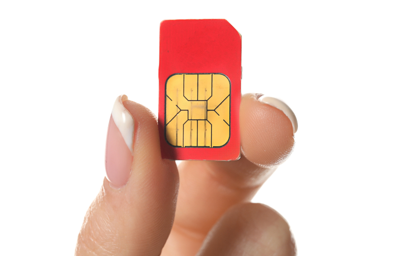 SIMカードを手に取るクローズアップ