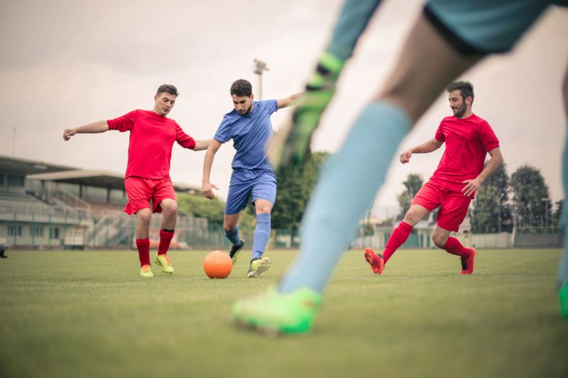 グラウンドでプレーするサッカー選手たちの写真