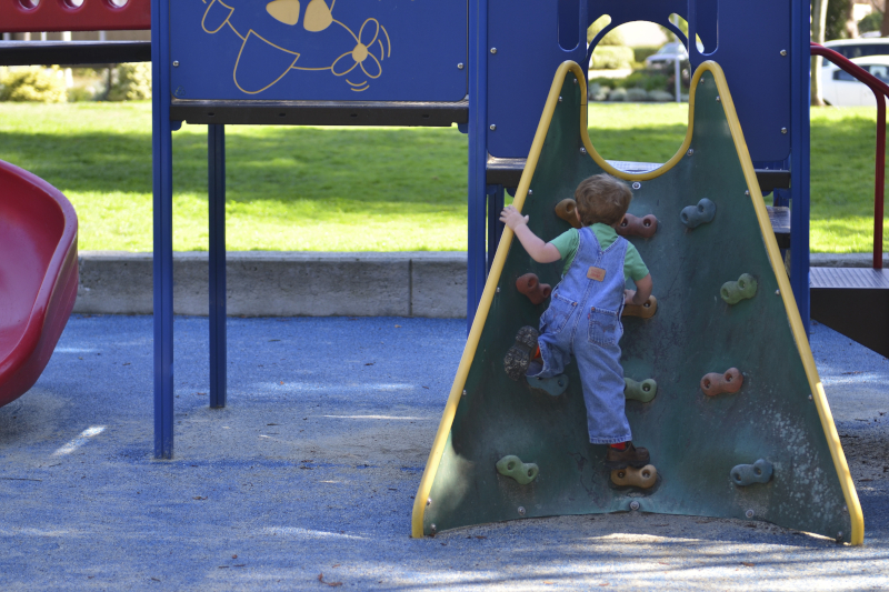 公園の遊具に登る子ども