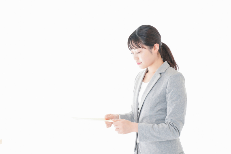 レジュメを手渡している様子