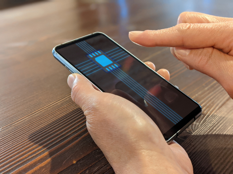 留学前にeSIMを設定しているスマートフォンの画面のイメージ