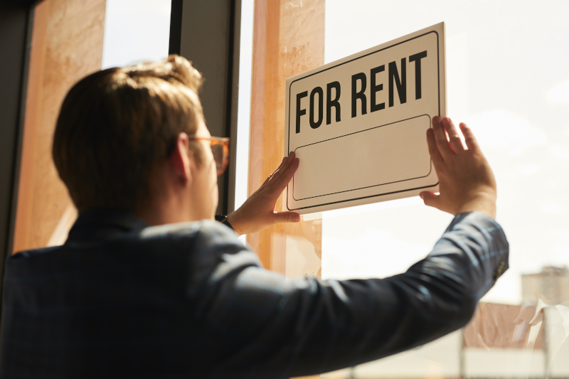 「FOR RENT」のサインが貼られた物件の窓