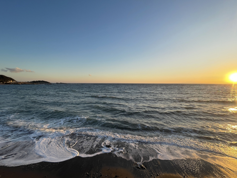 冬の肌寒さが伝わる朝焼けの海の風景