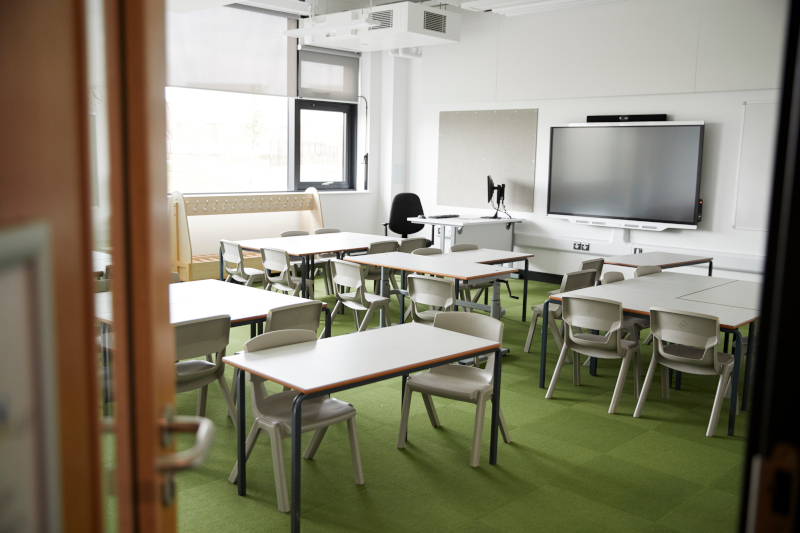 誰もいない明るい公立小学校の教室