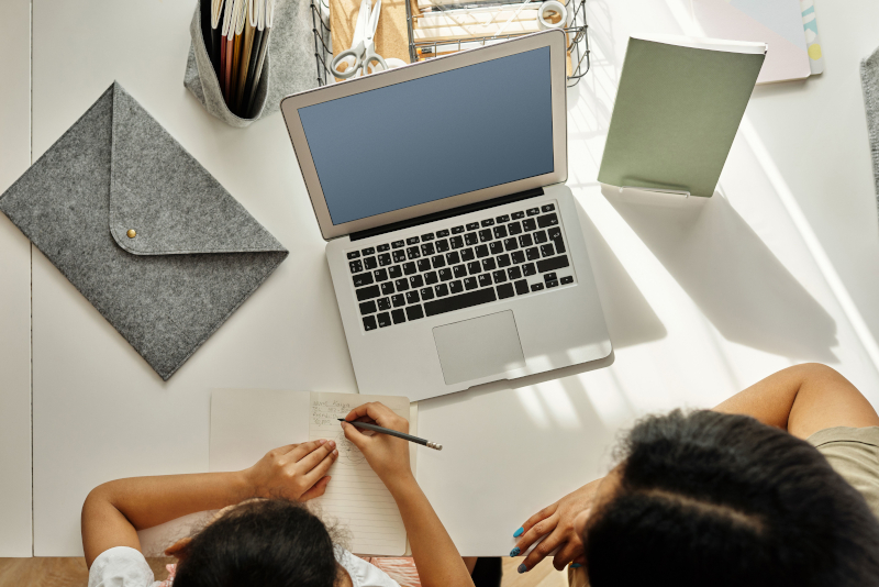 自宅でノートPCを使い親子で学習する様子