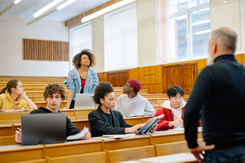 多様な学生が参加する大学の教室