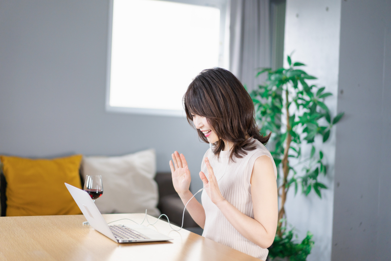 自宅でオンライン英会話を受ける様子