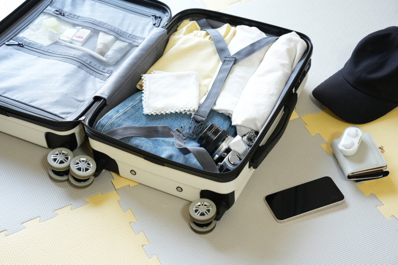 開いたスーツケースへの荷造り