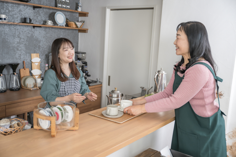 カフェで接客するスタッフ
